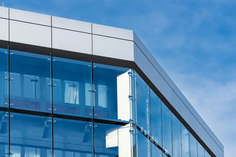 Glasreinigung – Glasflächen und Fassaden in der Höhe